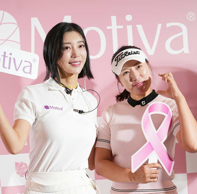 핑크리본을 들고 있는 여성 골퍼들